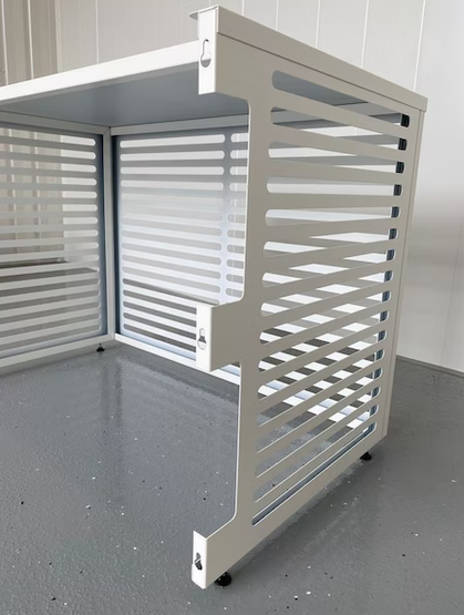 Ilmalämpöpumpun ulkoyksikön suojakotelo parvekemalli Kiilax metalli, valkoinen