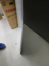 Ilmalämpöpumpun/ilmavesilämpöpumpun ulkoyksikön iso suojakotelo, lievä kuljetusvaurio