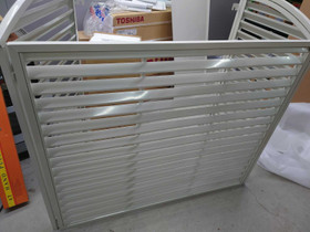 Ilmalämpöpumpun/ilmavesilämpöpumpun ulkoyksikön iso suojakotelo, lievä kuljetusvaurio