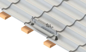 Aurinkopaneelin kattokiinnike tiilikuvioidulle peltikatolle Orima Easy Rail