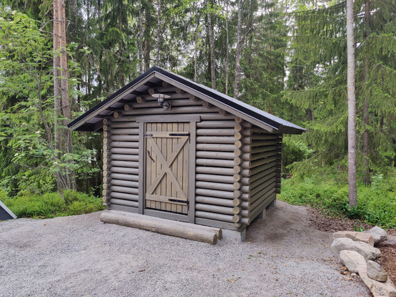 Puuliiteri pyöröhirrestä 3x3 m, harjakatto