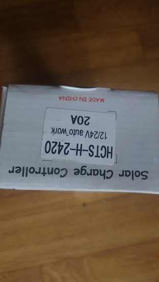 Aurinkosähköjärjestelmän lataussäädin / akkulaturi (controller) 20A, 12V tai 24V, käyttämätön