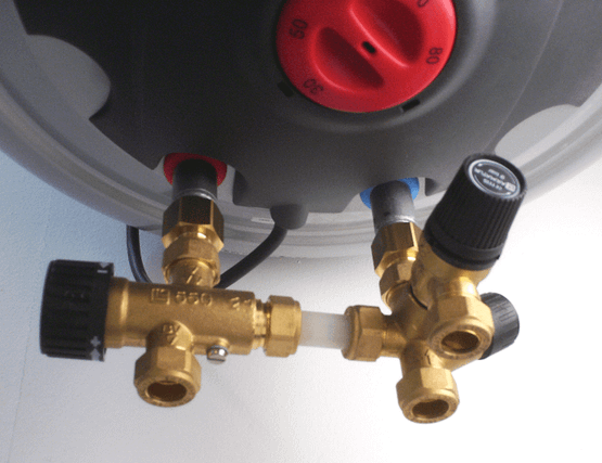 Lämminvesivaraaja käyttövedelle sähköllä. Pieni ELCO Titan 120 litraa vaaka kierukalla (hybridi)