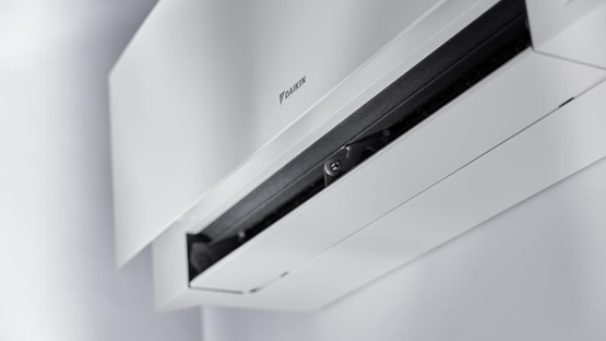 Ilmalämpöpumppu Daikin Emura 30 N musta lämmitys-/jäähdytyskäyttöön