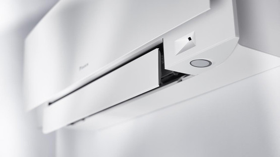 Ilmalämpöpumppu Daikin Emura 30 N musta lämmitys-/jäähdytyskäyttöön