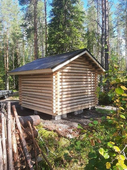 Puuliiteri pyöröhirrestä 3x3 m, harjakatto