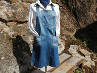 Esiliina, farkut uusiokäytössä.