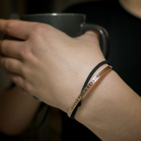 OLLA- viestisi ranteessa, EVERYTHING HAPPENS FOR A REASON. Useita värejä!