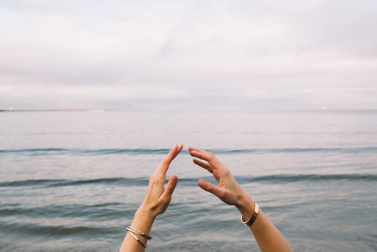 OLLA- viestisi ranteessa, RAKASTA UNELMOI HYMYILE. Useita värejä!