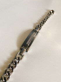 Bosie-  Teräsranneketju, panssari. 