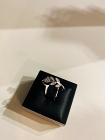 Korutuote Oy- Hopeasormus. USEITA KOKOJA!