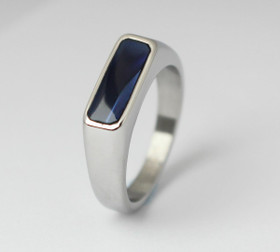 Bosie- Sormus, teräs ja mustalla kivellä. Unisex 