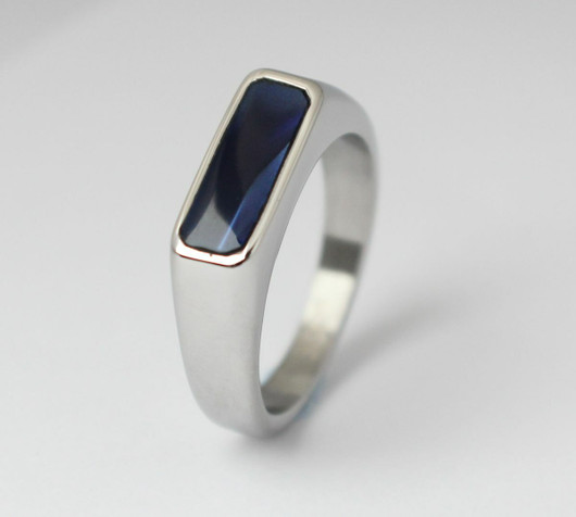 Bosie- Sormus, teräs ja mustalla kivellä. Unisex 