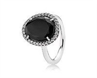 Pandora- Sormus, spinelli. USEITA VÄREJÄ!