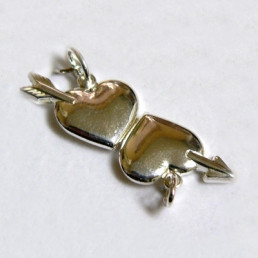 Maskottiriipus, ystäväkoru, NUOLI/SYDÄMMET 34MM