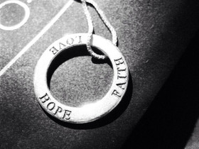 DFJ hopea -Amuletti, useita vaihtoehtoja. UNISEX