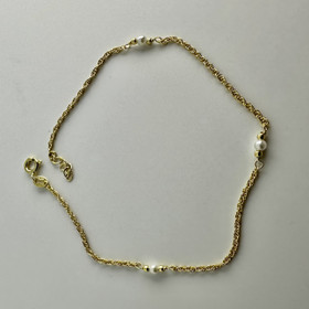  Korutuonti- Kullattu nilkkaketju synt. helmillä. Nilkkakoru, hopea