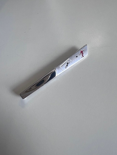 Solmionpidin- Kravatti, solmioneula. Jalkapallo