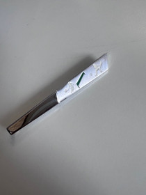 Solmionpidin- Kravatti, solmioneula. Tennis