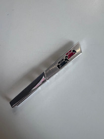 Solmionpidin- Kravatti, solmioneula. Kilpa-auto