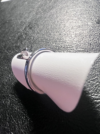 Sormus- Hopeasormus. 0,03ct Timantilla