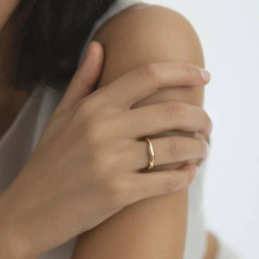 MOCKBERG- Wavy Petite Ring, sormus