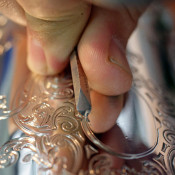 Kaiverrus- sormus, kello, lasiin