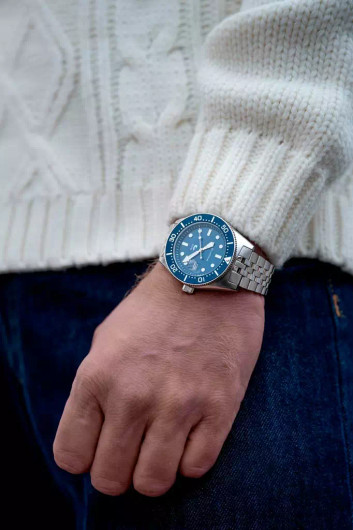 Leijona- Rannekello. Tyrsky