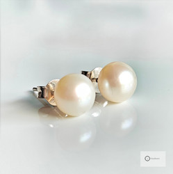 Hopeakorvakorut Makeanvedenhelmillä