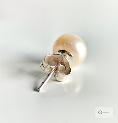 Hopeakorvakorut Makeanvedenhelmillä