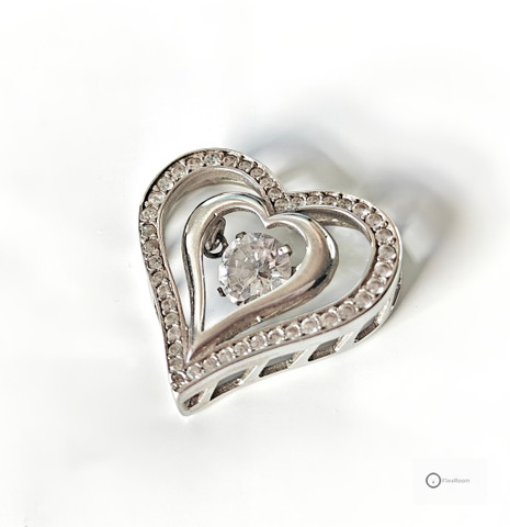 Hopeariipus Tuplasydän Keinuvalla Kivellä