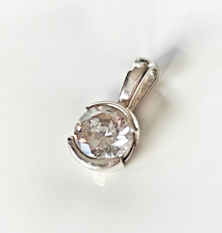 Pieni Hopeariipus Kirkas Kivi