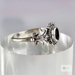 Vanha Hopeasormus Musta Kivi & Ornamentit