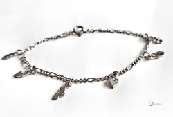 Hopearanneketju amuleteilla (figaro)