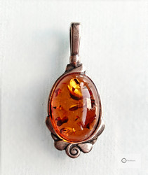 Vanha Hopeariipus Meripihkakivellä