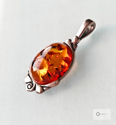 Vanha Hopeariipus Meripihkakivellä