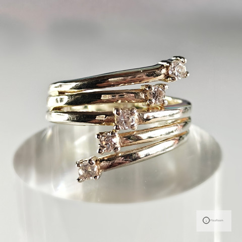 Hopeasormus Kierre Kirkkaat Kivet