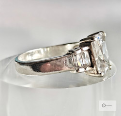 Hopeasormus Viisi Kirkasta Kiveä