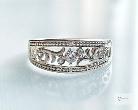 Hopeasormus Kirkkaat Kivet