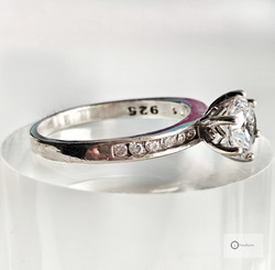 Hopeasormus 13 Kirkasta Kiveä