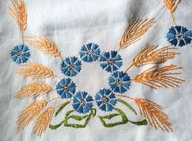 Miina-tädin liina, piirretty pöytäliina lankoineen