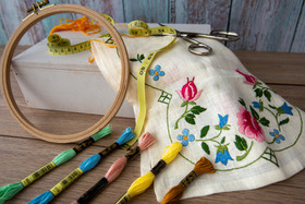 Ruusu- kaitaliina, piirretty pöytäliina lankoineen