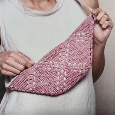 virkattu-vyolaukku-isoaidinnelioista-ohje-dmc-eco-vita-raffia-paperilanka