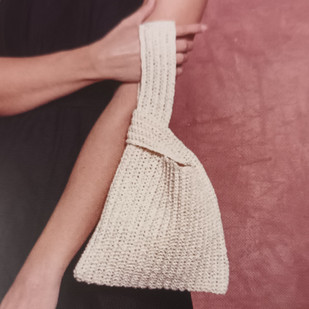 virkattu-vyolaukku-isoaidinnelioista-ohje-dmc-eco-vita-raffia-paperilanka