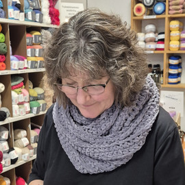 virkattu-tuubihuivi-samettilangasta-ohje-pro-lana-chenille-lanka-virkkauslanka-amigurumilanka-neulelanka