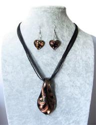 Kaunis mustakultainen pisara lasikaulakoru ja sydän lasikorvakorut