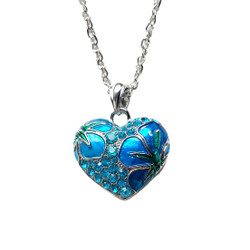 Kimalteleva hopeinen sininen sydän kaulakoru kukkakuvioilla