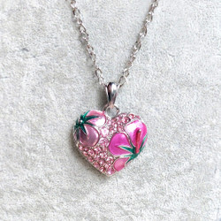 Kimalteleva hopeinen pinkki sydän kaulakoru kukkakuvioilla