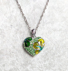 Kimalteleva hopeinen vihreä sydän kaulakoru kukkakuvioilla