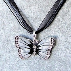 Kimalteleva harmaa / musta emaloitu perhonen kaulakoru